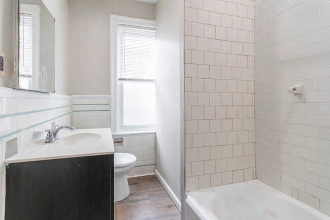 Building Photo - 917 W Duncannon Ave