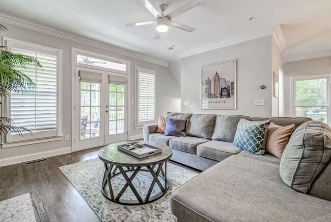 Building Photo - 739 Saint Charles Ave NE