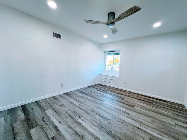 Building Photo - North Pacific Beach 3 Bedroom 2 Bath One S...