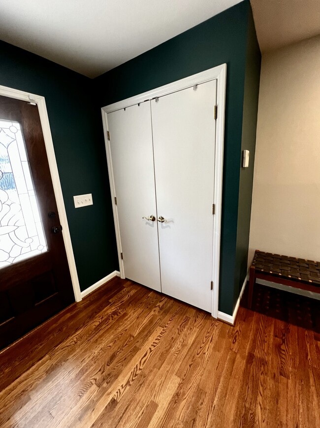 Building Photo - 2228 Meadowvale Dr NE