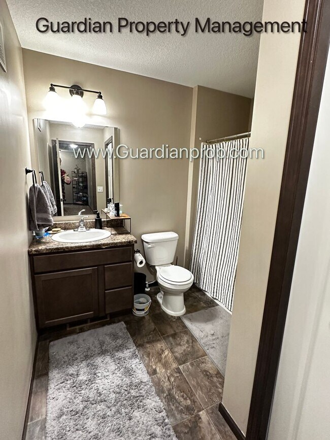 Building Photo - Lakeville End unit Town Home, Avail December, Two Car Garage, Dishwasher, W/D, 2.5 Baths