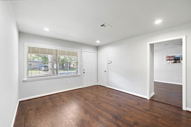 Building Photo - 5106 De Lange Ln