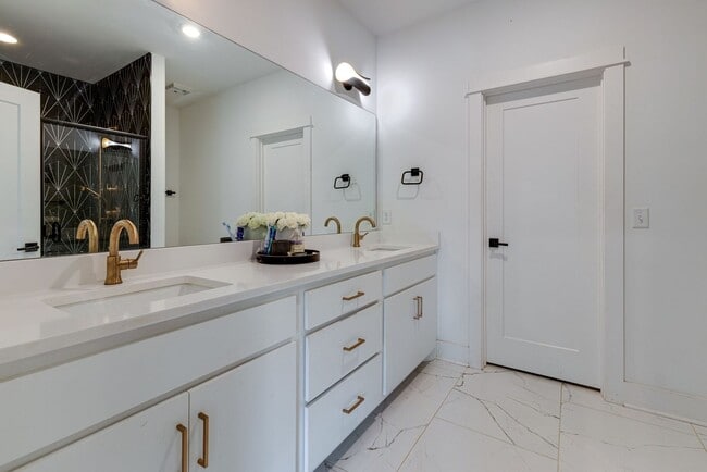 Building Photo - Great modern HPR with garage and view of the river!