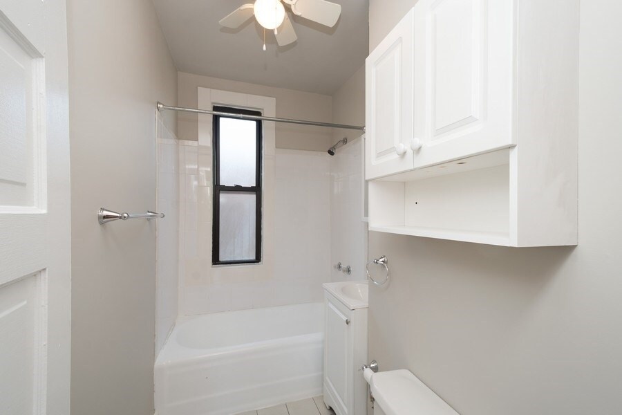 Bathroom - 2040 N Hoyne Ave