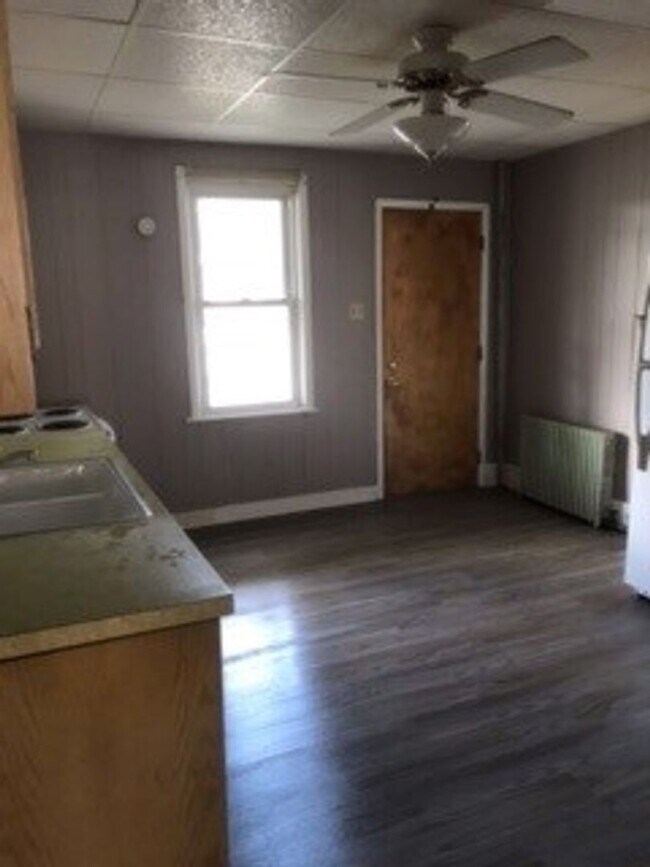 Building Photo - 3 bedroom 1 bathroom