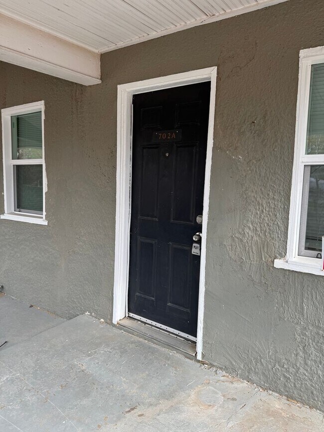 Building Photo - 702 N Buchanan St