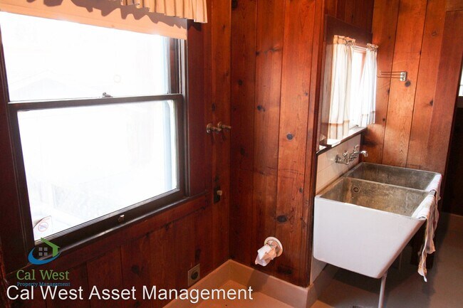 Building Photo - 3 br, 1 bath House - 930 W Taylor St