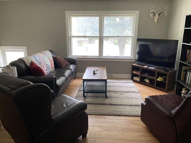 Building Photo - 1915 Mayfair St