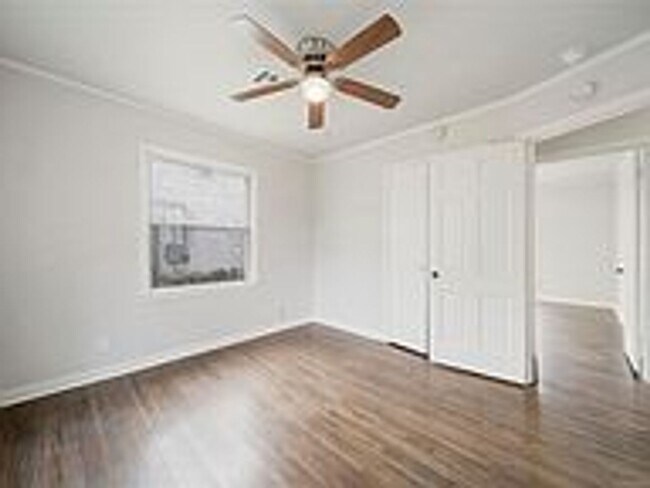 Building Photo - Updated 2 Bed 1 Bath Rental Home Tulsa
