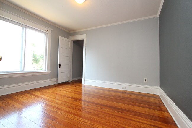 Building Photo - 110 Valley Ave NW