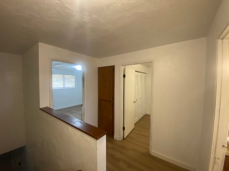 Top Of Stairs 1 - 880 N Cloverleaf Loop