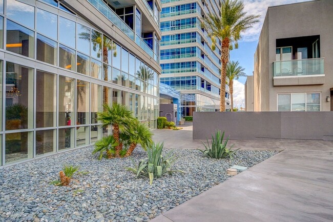 Building Photo - Fully Furnished 2 Bedroom 2 Bath High Rise with Strip Views