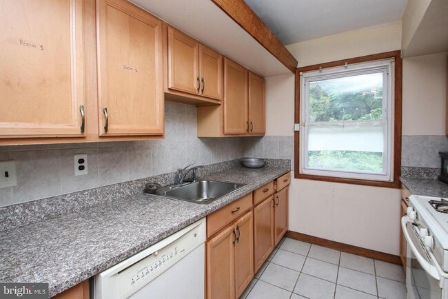 Building Photo - 2734 W Country Club Rd
