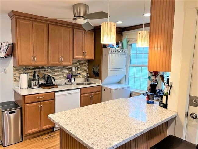 Building Photo - Boston Rental! A GREAT LOCATION to live in...