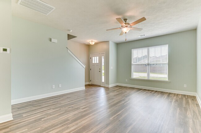 Building Photo - 140 Pebble Ln