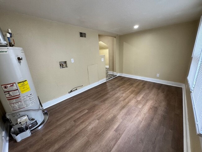 Building Photo - 1565 Jermain Dr