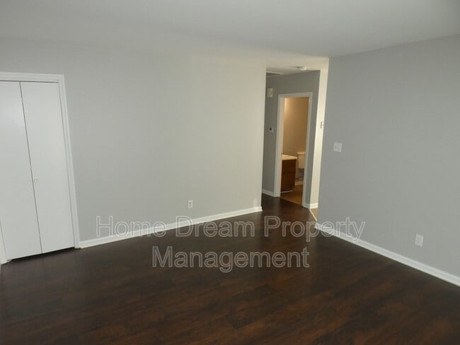 Building Photo - 1823 Meadow Dr