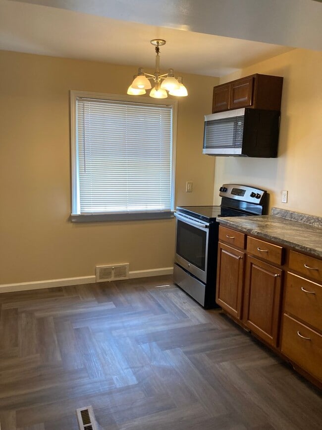 Building Photo - 4 Bedroom South Euclid House for Rent