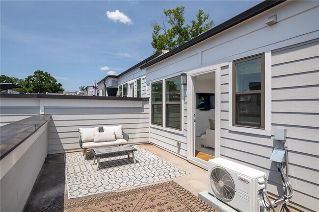 Building Photo - 2143 Burnside Dr NW