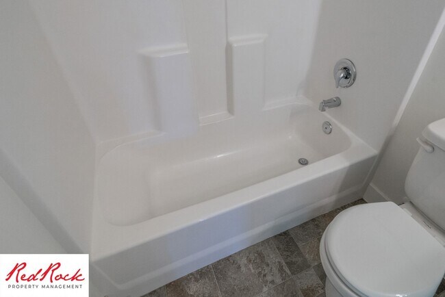 Building Photo - 4 Bed/2.5 Bath Townhome in Desert Bluff!
