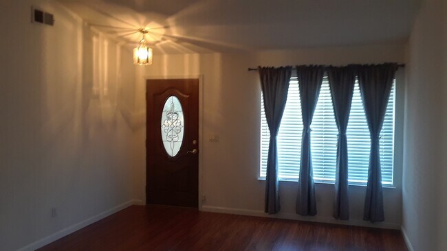 Building Photo - Spacious 3 bedroom home near Roseville Galleria Mall