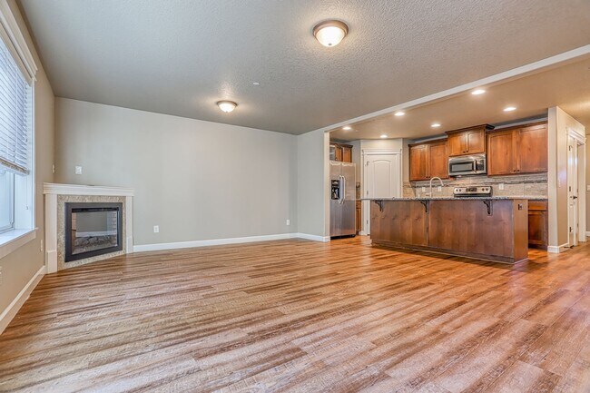 Building Photo - Centrally Located 4 Bedroom Townhome with Attached Garage & AC