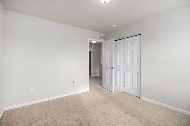 Building Photo - Immediate Occupancy Available!