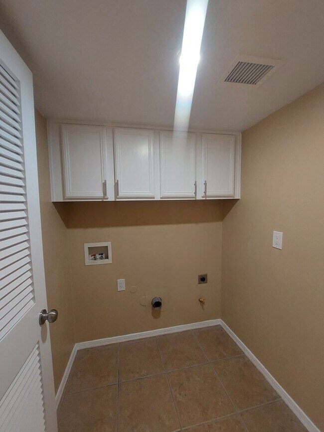 Building Photo - 4 BEDROOM 3 BATHROOM HOME! fully remodeled...