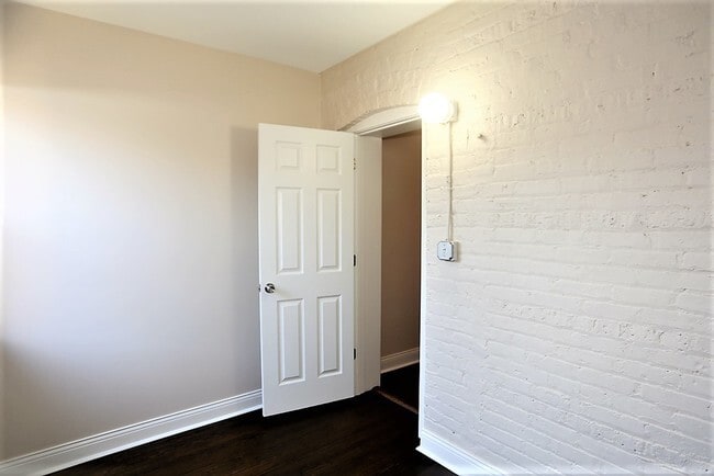 Building Photo - 4445 N Rockwell St