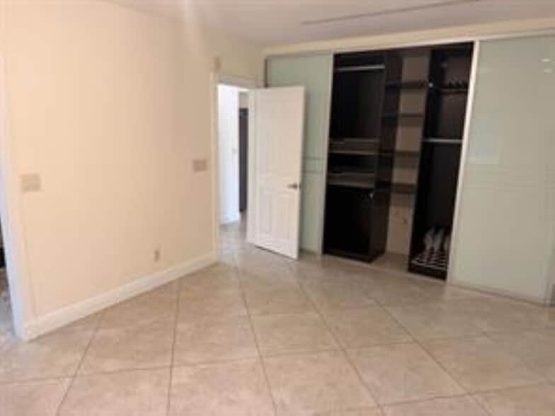 Building Photo - 2018 NE 14th Ct