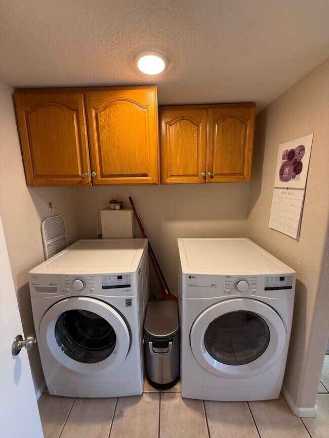 Building Photo - Spacious Two-Story 3 Bedroom, 1.5 Bath Tow...