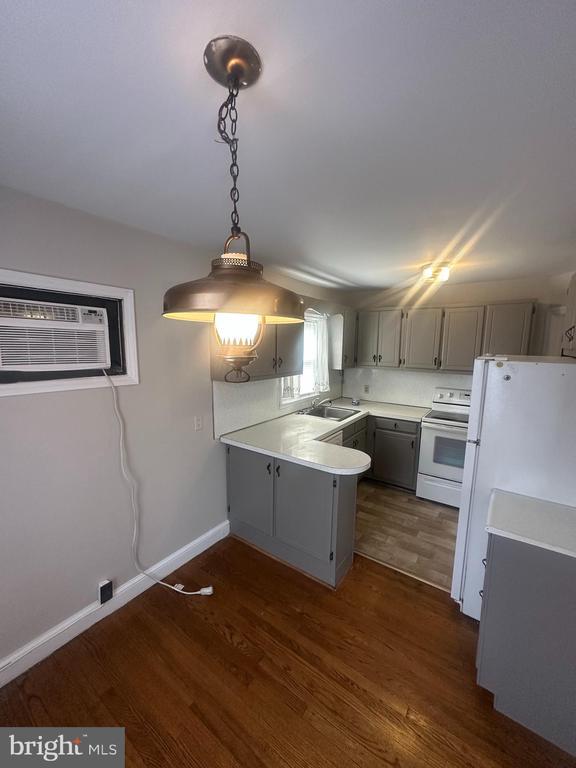 Building Photo - 858 S Main St