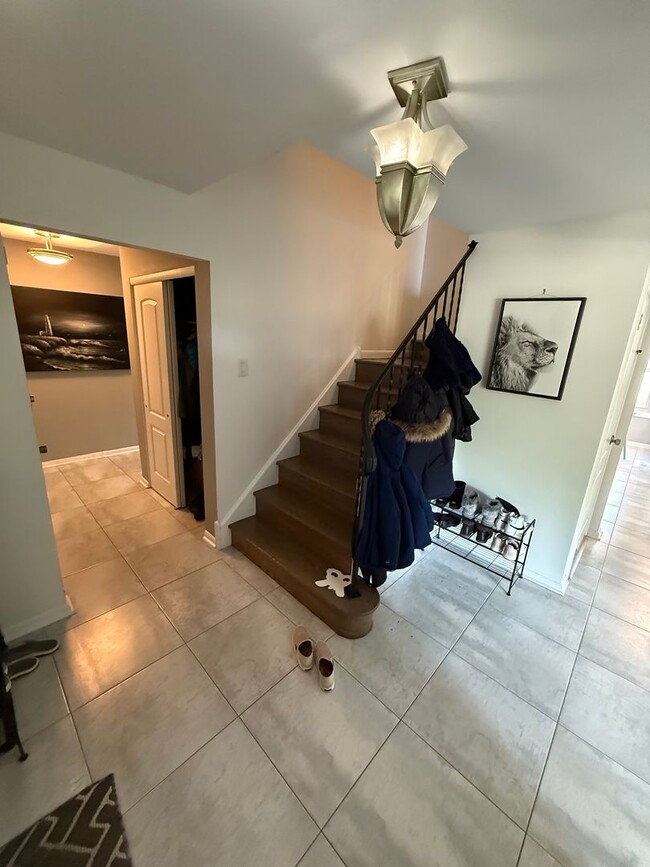 Building Photo - Large House in Cherry Hill East for Rent