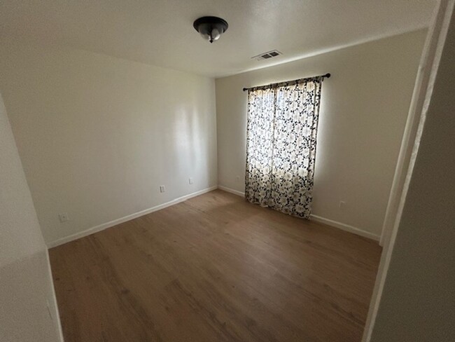 Building Photo - 3 bedroom 2 bathroom located in the El Dia...