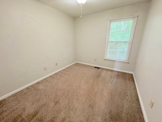 Building Photo - Come visit this cute 3 bedroom 1.5 bath in Chesapeake