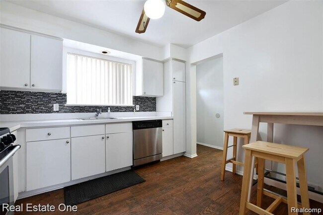Building Photo - 509 N Fox Hills Dr