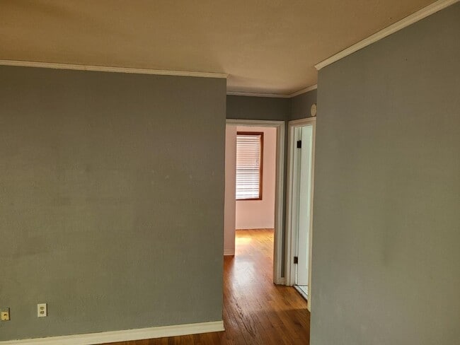 Building Photo - Updated, trendy and Ready for move in! 2 beds 1 bath, gas range, Park within walking distance!