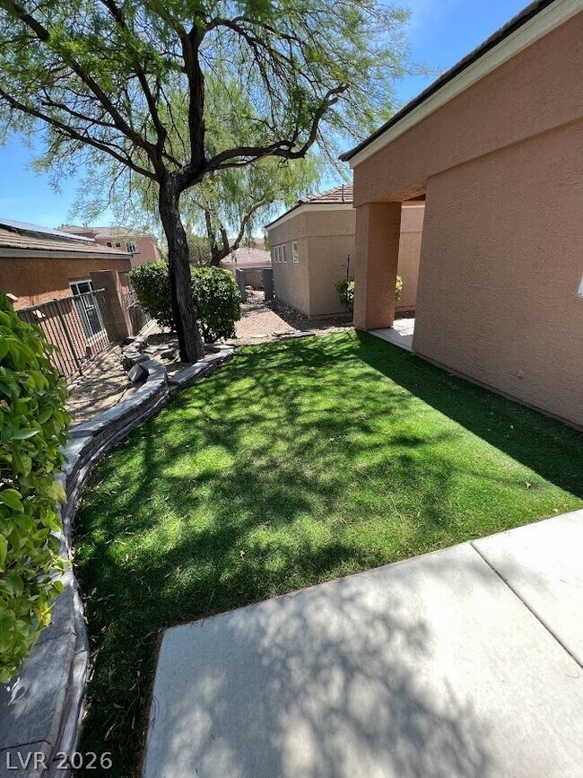 Building Photo - 10628 Whitebrush Ave