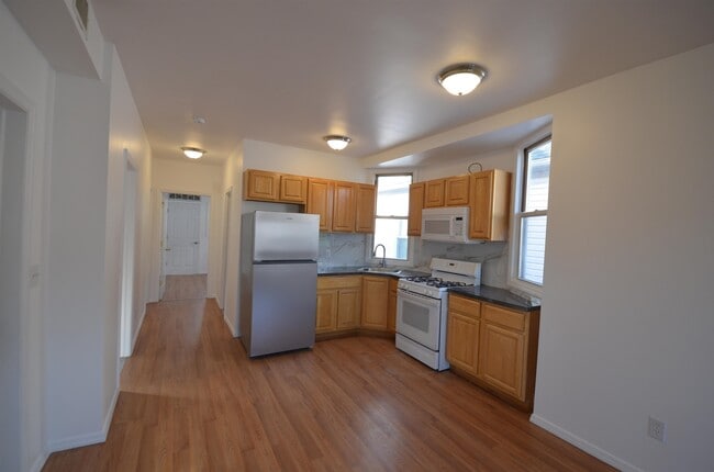 Building Photo - 211 Duncan Ave