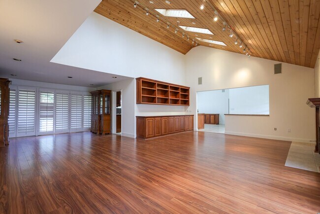 Building Photo - Luxurious Newport Beach Home