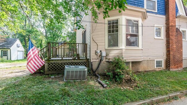 Building Photo - 823 Dewey Ave