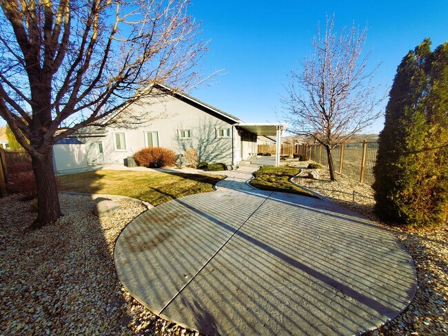 Building Photo - Gorgeous executive style home available fo...