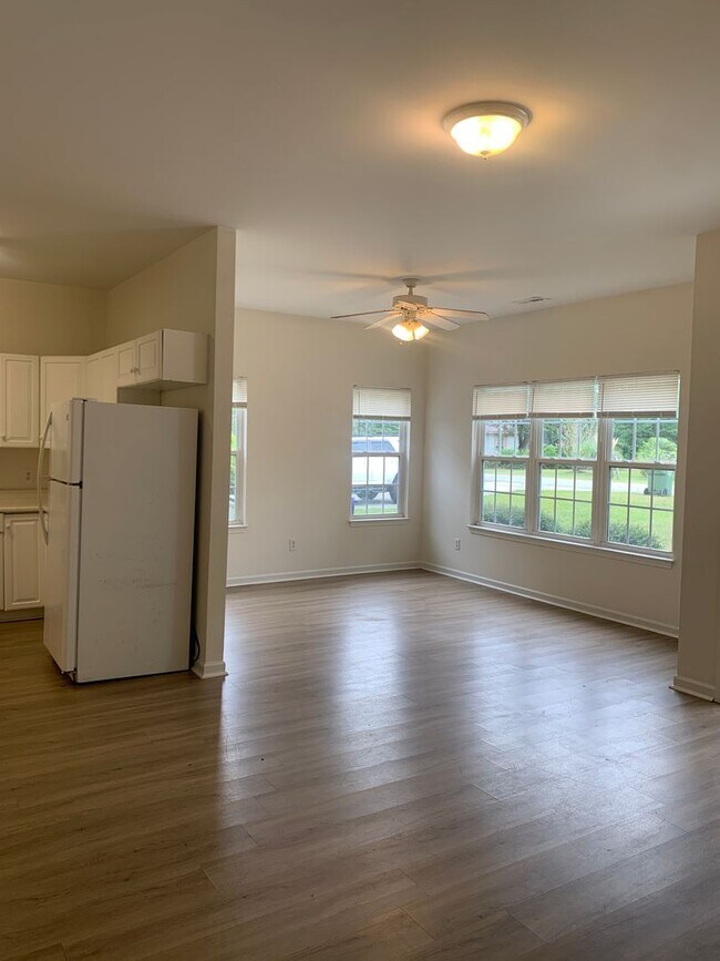 Building Photo - $500 OFF 1ST MONTHS RENT! 3 Bedroom 2 Bath...