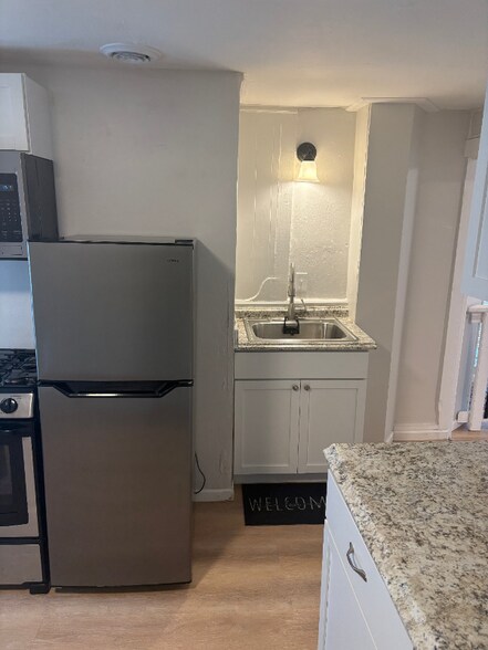 Building Photo - 1328 N Main St