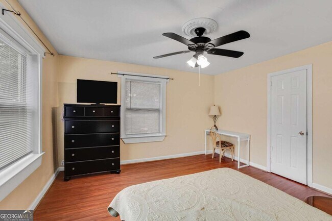 Building Photo - 695 Trout St