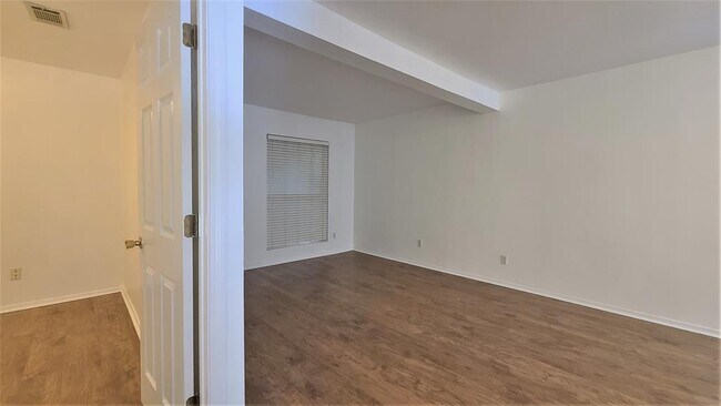 Building Photo - 2021 Bluebonnet Ln