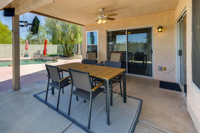 Building Photo - 2730 E Terrace Ave