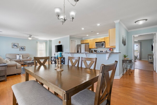 Building Photo - 2421 Beachview Dr