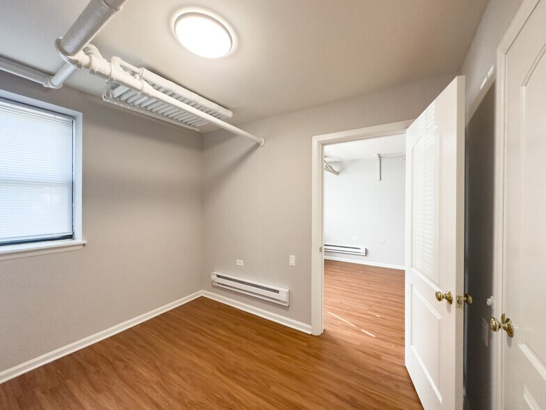 Building Photo - 5748 N Winthrop Ave
