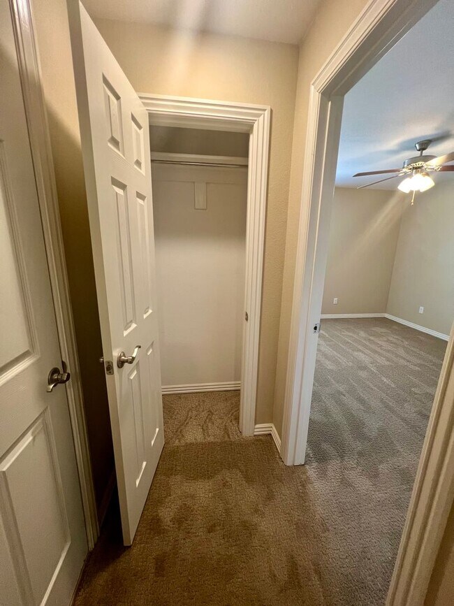 Building Photo - 3B/2.5B Spacious Townhome with Fenced Back...